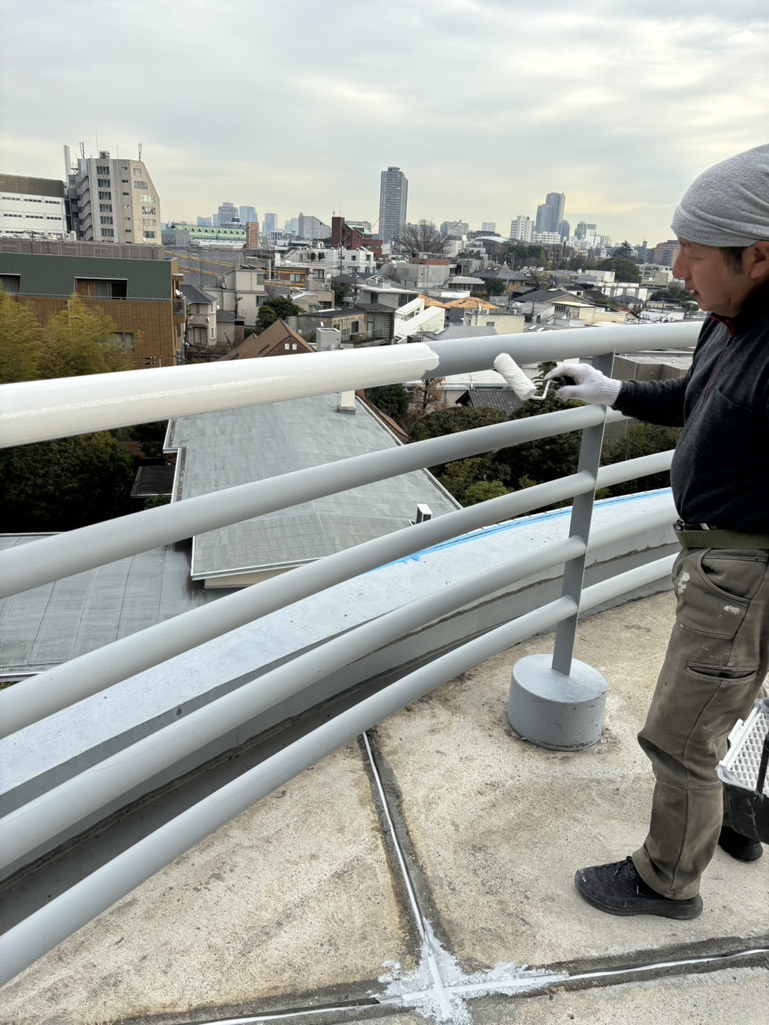 ［東京都目黒区青葉台］屋上の手すりの錆止め・1回目の上塗りを行いました【施工中の様子52】