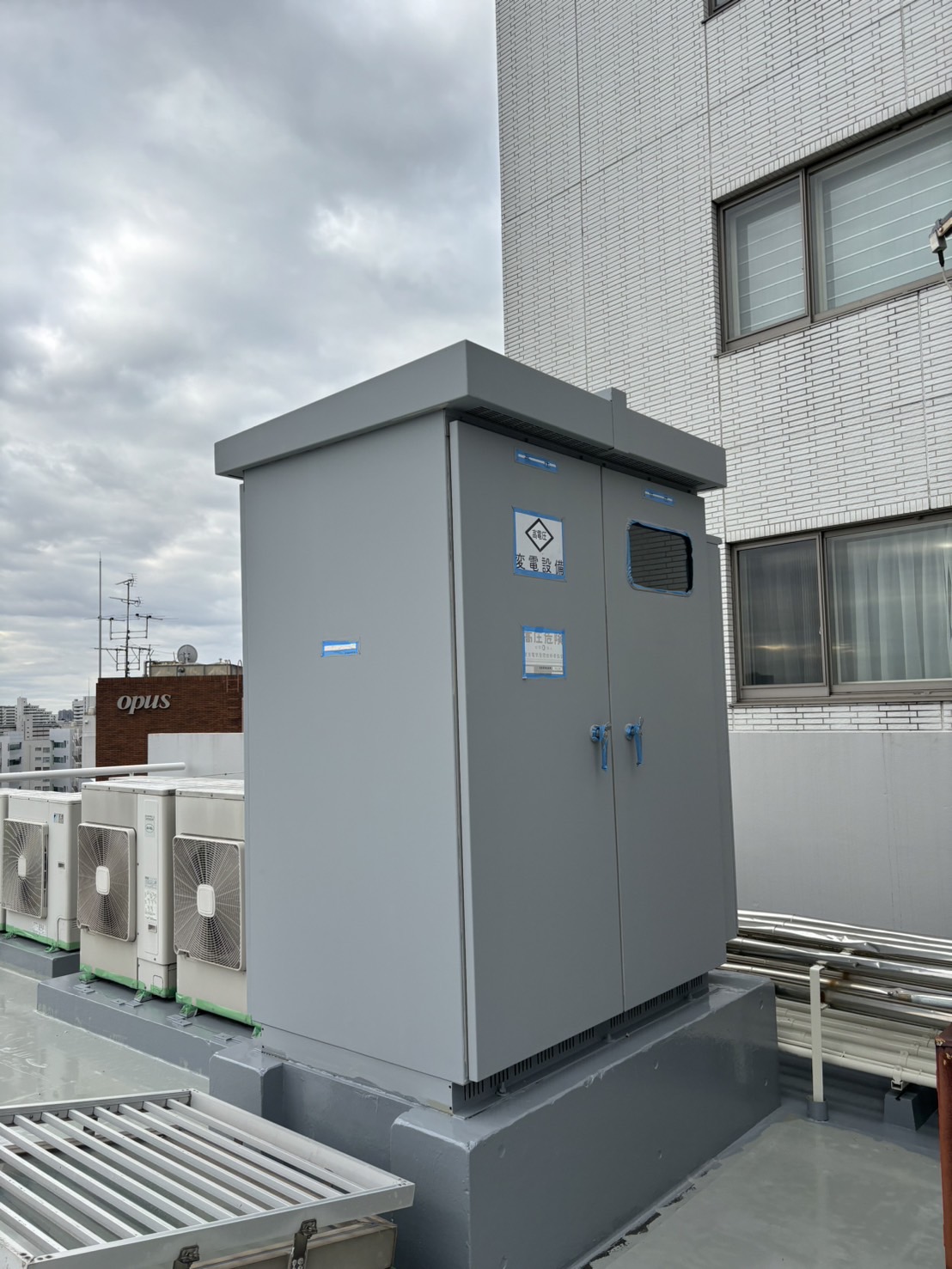 ［東京都目黒区青葉台］屋上の変電設備機器の錆止めを行いました【施工中の様子54】