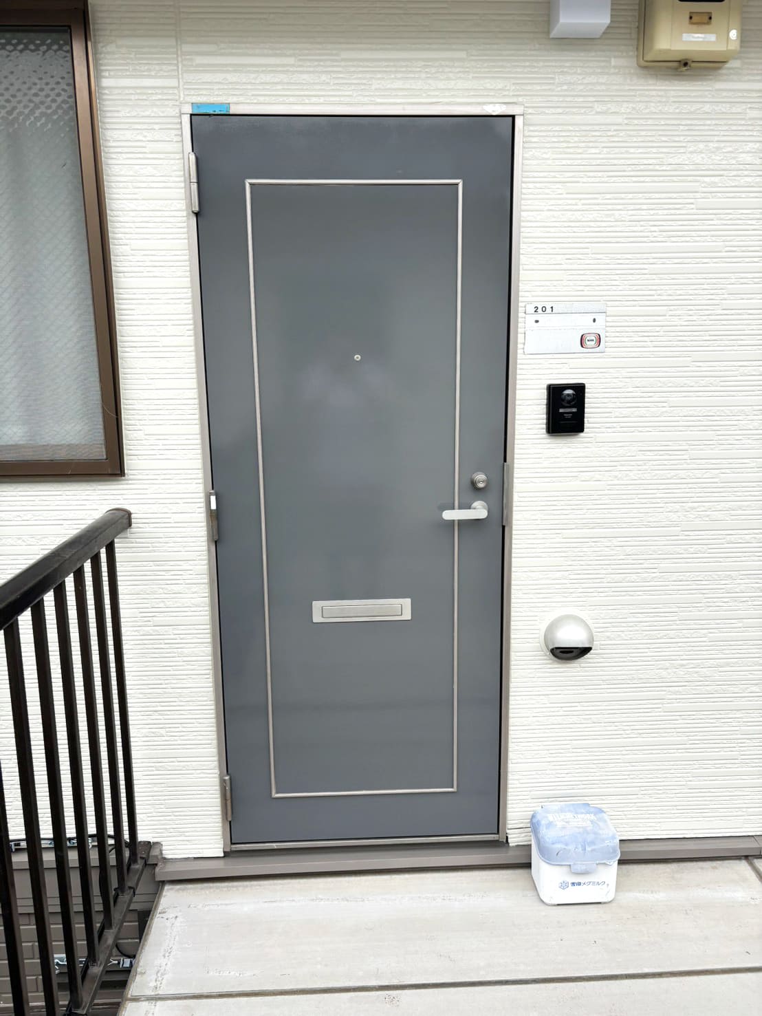 ［東京都清瀬市中里］アパートの玄関ドアの塗装を行いました【施工中の様子265】